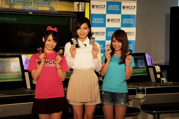 「WCCF 2013-2014」イベントに出席した(左から)桃瀬美咲、川口春奈、森下まい