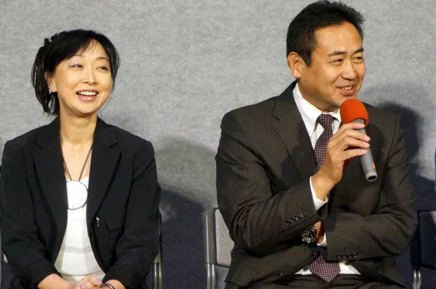 【写真を見る】和やかな笑顔で記者からの質問に答える永島敏行(右)と川上麻衣子(左)