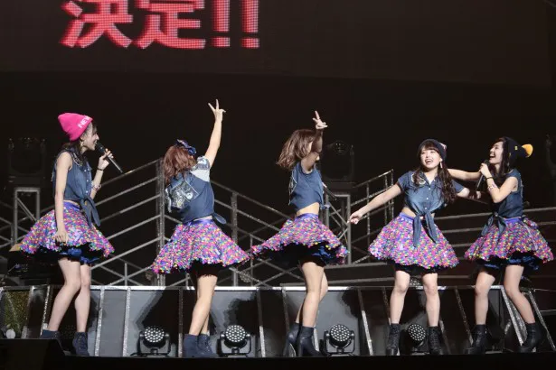 【写真を見る】横浜アリーナでの単独コンサート開催発表の瞬間。メンバーは大喜び！