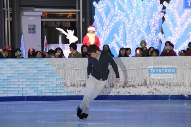 【写真を見る】「プロでも滑りやすい！」と太鼓判を押したスケートリンクで華麗な滑りを披露する織田信成