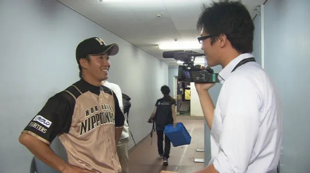 「斎藤佑樹が凄くないわけない」より、松本和将ディレクター（写真右）からインタビューを受ける斎藤佑樹選手（写真左）