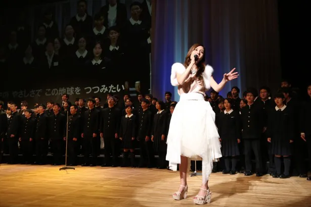 式典後、「生徒さんたちと一緒に『Believe』を歌えたことは素敵な経験でした」と告白