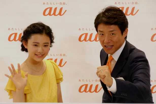 「au SHINJUKU」オープニングセレモニーに出席した杉咲花(左)と松岡修造(右)