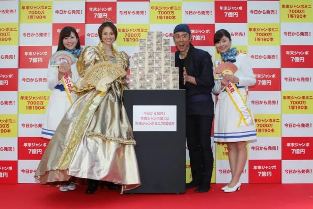 7億円の現金の量に驚いた表情を見せる米倉涼子と原田泰造