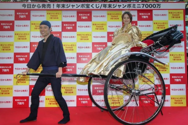 【写真を見る】人力車と共にCMのイメージ通りの衣装で登場した米倉涼子(右)と原田泰造(左)