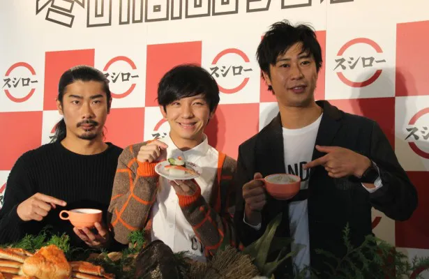 スシロー「冬の商品発表会」に登場したパンサーの(左から)菅良太郎、向井慧、尾形貴弘