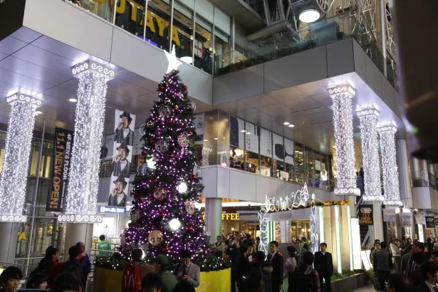 クリスマスツリーは12月25日(木)まで設置されている