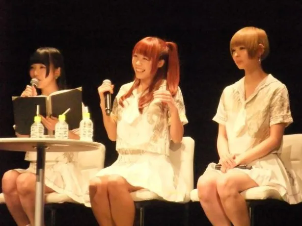 '14年を振り返って、思い出を語る相沢梨紗(左)、成瀬瑛美(中央)、最上もが(右)
