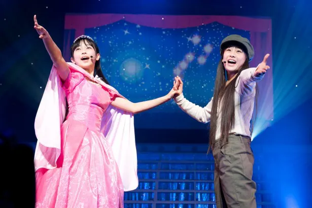ミュージカル風の楽曲「道子とクラリス」でお姫様にふんした彩木咲良（写真左）と貧しい環境で育った少女役の根岸可蓮（右）