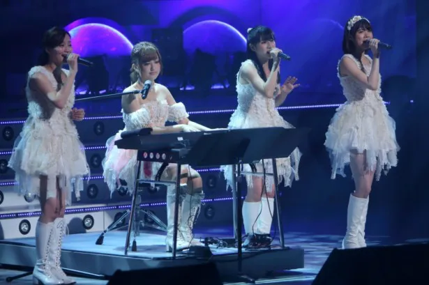 「想いの詩」を歌う(左から)三宅ひとみ、菊地亜美、関谷真由、伊藤祐奈。菊地はピアノを披露