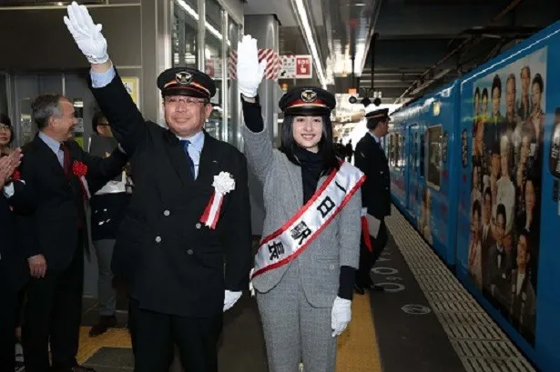 一日駅長に就任した、「マッサン」で主人公の妹役を演じている早見あかり