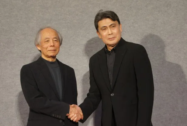 特集ドラマ「ナイフの行方」の記者会見に登場した松本幸四郎(右)と山田太一(左)