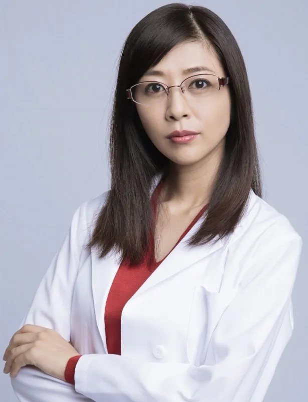 花咲慎一郎が経営する保育園の近くにある診療所の医師・奈美を演じる白石美帆