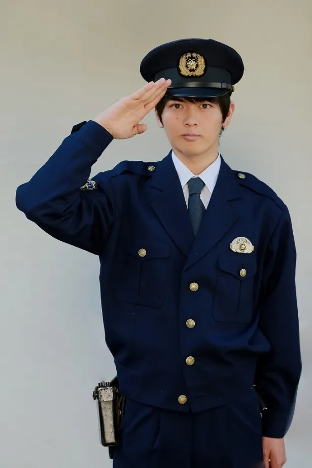花咲慎一郎が営む保育園のほど近くにある交番の警官・脇坂役を務める古原靖久