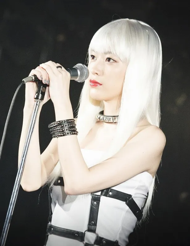 「ドラマ24『怪奇恋愛作戦』」にバンドボーカル・タバサ役で出演し、衝撃の白髮姿を披露した成海璃子