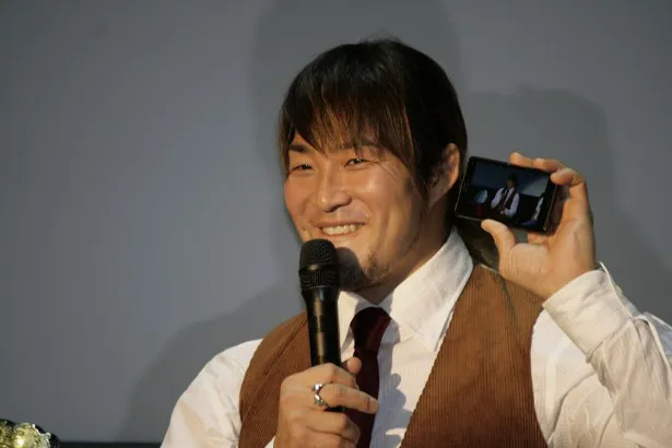 棚橋選手は、自らのスマホを取り出し、早速サービスに加入したことを報告！