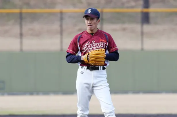 【写真を見る】武井壮がプロ野球選手を相手に剛腕を披露！