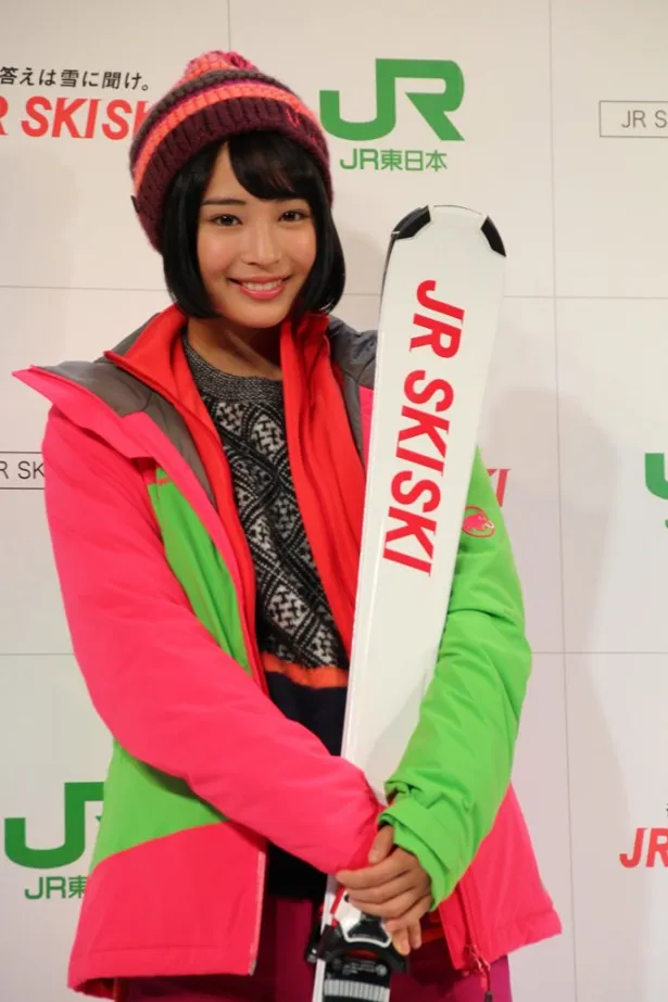 「『JR SKISKI』キャンペーン新CM記者発表会」にCMで着用したスキーウエア姿で登場した広瀬すず