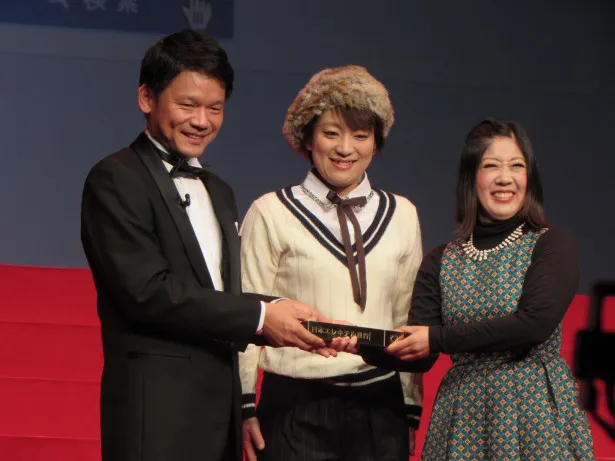 「お笑い芸人部門」を受賞した日本エレキテル連合は素顔で登場