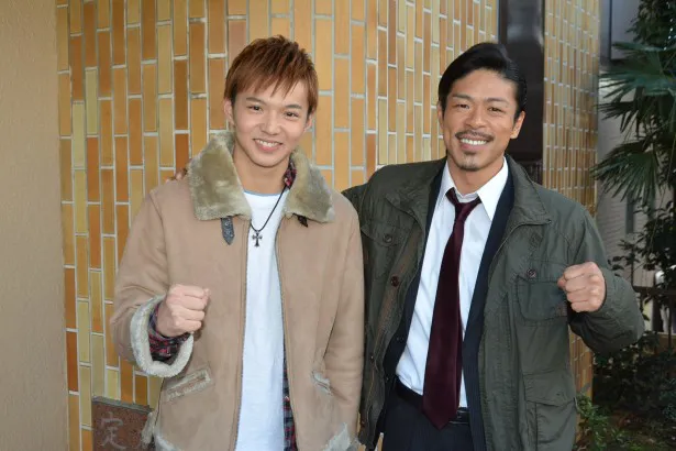 「ビンタ！」第11話・12話でドラマ初共演を果たした(写真左から)佐藤大樹と松本利夫