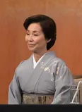 「かぐらや」の大おかみで奈緒子の姑・志乃を演じる野際陽子