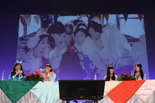 SKE48の最新シングル「12月のカンガルー」のミュージックビデオを見ながら「かわいい！」と大はしゃぎする4人