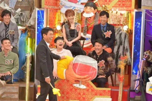 【写真を見る】和田アキ子(下段中央)の「CDケースの開け方が分からず、独自の方法で開けていた」というエピソードやスタジオに登場した“Hカップの勝負下着”に驚く明石家さんま(最前列)