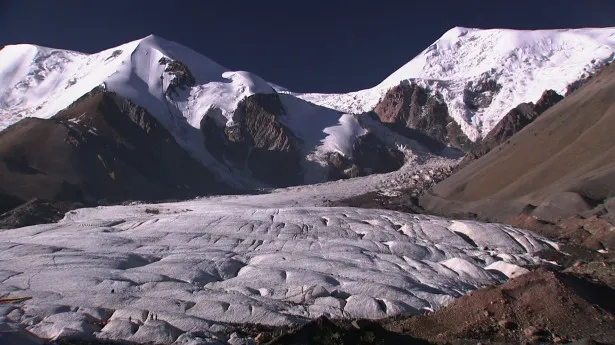 【写真を見る】一時期エベレストより高い山だと話題になった名峰・アムネマチン