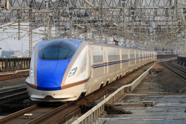 3月14日(土)に長野～金沢間が開業する北陸新幹線のE7系。東京～金沢間の速達タイプ・かがやきなどに使用される
