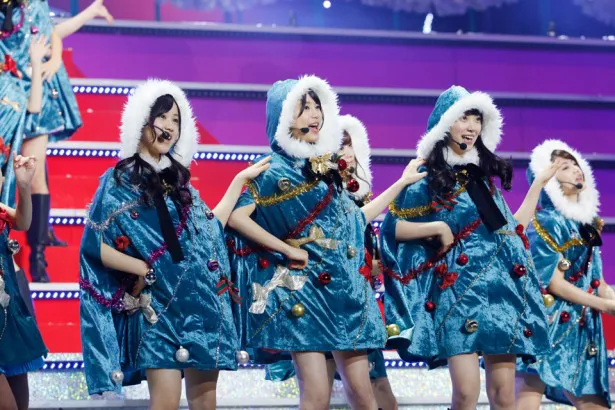 クリスマスチックな衣装で熱唱する(左から)星野みなみ、生田絵梨花、堀未央奈