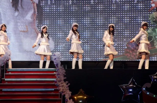 1曲目の「制服のマネキン」を歌う(左から)生田絵梨花、星野みなみ、白石麻衣、松井玲奈、松村沙友理
