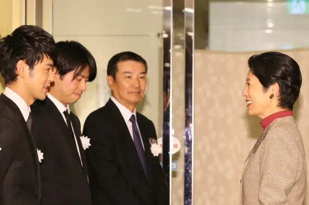 【写真を見る】高円宮妃殿下(右)を迎える石井裕也監督と主演の妻夫木聡