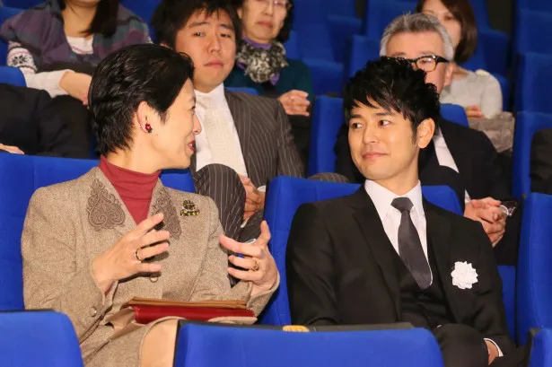映画「バンクーバーの朝日」の試写会で高円宮妃殿下(左)と歓談する妻夫木聡(右)