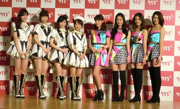 左より、AKB48の小嶋陽菜、柏木由紀、渡辺麻友、高橋みなみ。E-girlsの鷲尾伶菜、藤井夏恋、藤井萩花、楓
