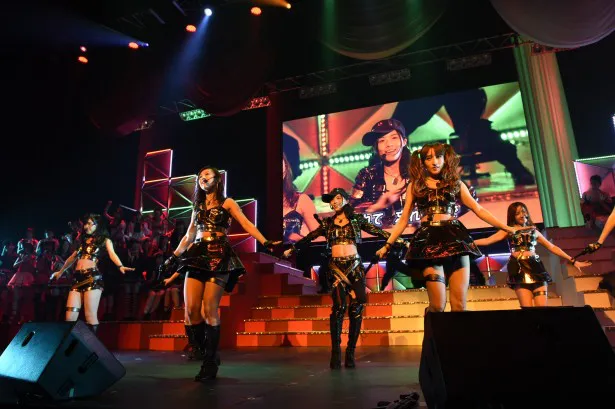 紅組キャプテンの松井珠理奈は「カモネギックス」を激しいパフォーマンスで披露
