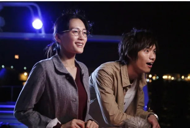 花笑(左・綾瀬はるか)と田之倉(右・福士蒼汰)のピュアな恋愛模様が話題に！ 平均視聴率16.0％を記録したドラマ「きょうは会社休みます。」