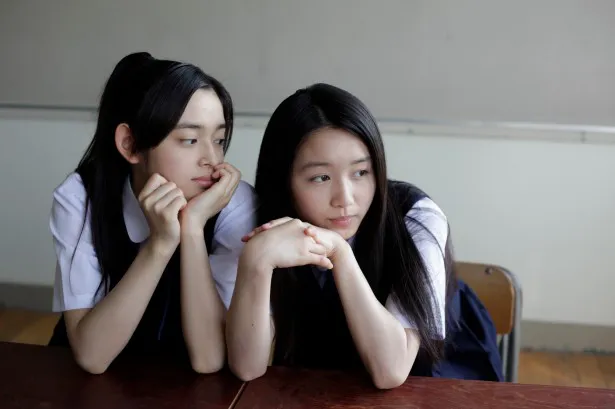 物語の舞台は3年生の鷹音(左・未来)と三佳(右・青山)が高校進学で離ればなれになる前の女子中学校