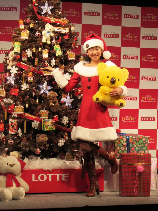 自らプロデュースした「ロッテ　クリスマス・チョコツリー」のお披露目式に登場した浅田真央選手