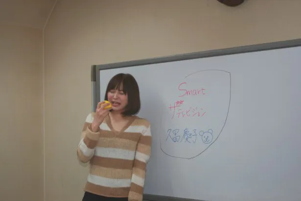 【写真を見る】久冨アナは「ザテレビジョン」の象徴であるレモンを食べてスッパイ…という表情を披露！
