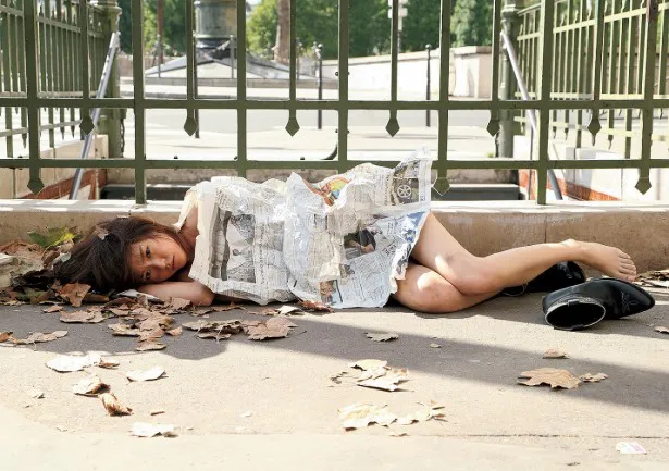 【写真を見る】体を隠すのは新聞紙だけ！路上に横たわる桐谷美玲の衝撃カット