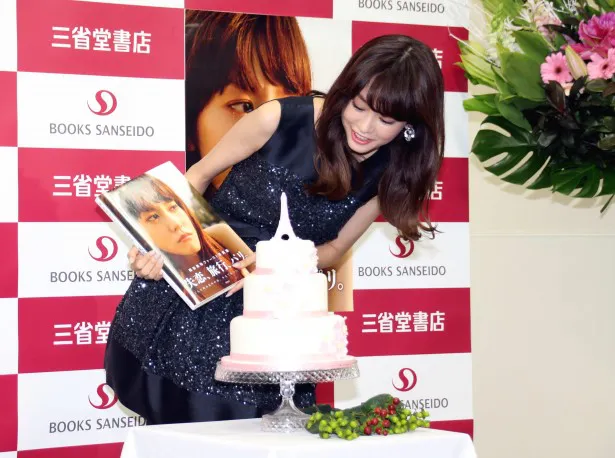 12月16日に25歳の誕生日を迎えた桐谷にバースデーサプライズのケーキが贈られる