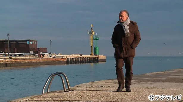 【写真を見る】イタリアの小さな港町・チェゼナーティコを歩くアルベルト・ザッケローニ氏