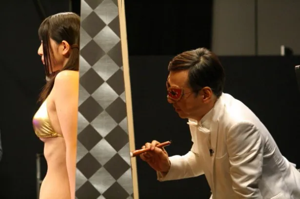 【写真を見る】MR.D(板尾創路)のいたずらを受けるセクシー女優は!?