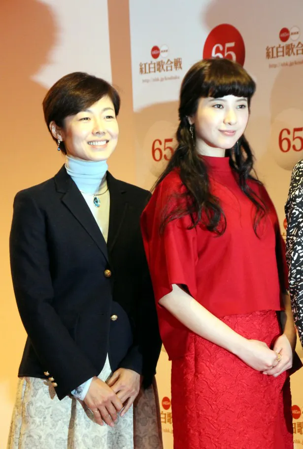 【写真を見る】囲み取材に登場した吉高（写真右）と有働由美子アナ（写真左）