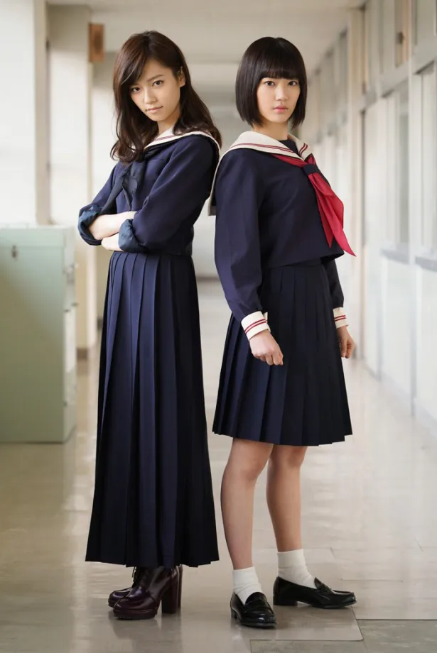 「マジすか学園4」でW主演を務めるHKT48・宮脇咲良(右)とAKB48・島崎遥香(左)
