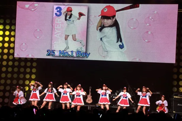 24曲目の「No.1 Boy」では、「PASSPO☆の尺うまTV」(’13年、テレビ東京系)での野球企画の映像が