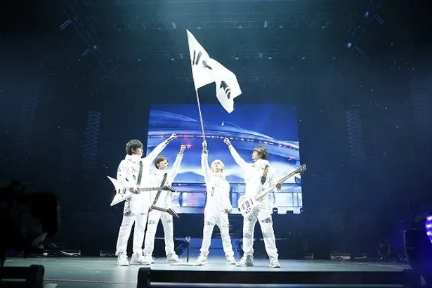 宇宙船に乗って日本武道館に向かう映像が流れた後、「DISH//旗」を持ってステージに降り立った4人