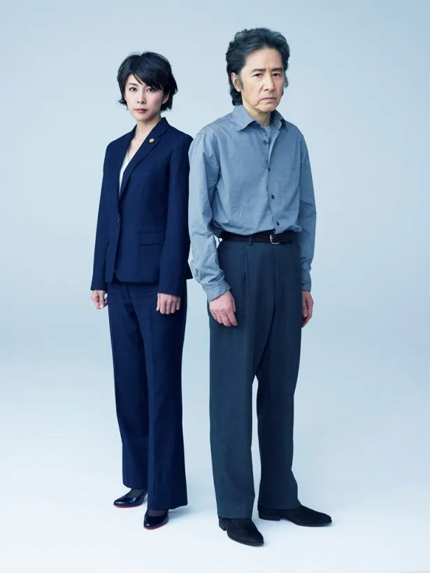 ドラマスペシャル「復讐法廷」で、娘の復讐のため殺人を犯した大学教授・中原を演じる田村正和(右)と、その弁護を担当する信子を演じる竹内結子(左)