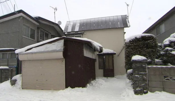 豪雪地帯のため、冬になると雪が高く積もり、高齢者が雪かきをするのは危険