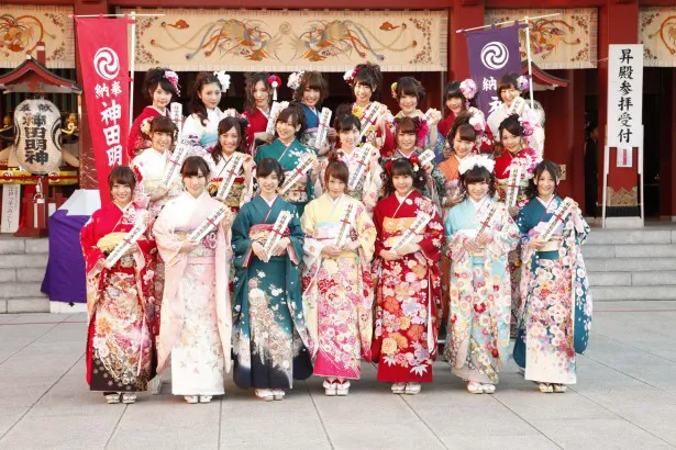 【写真を見る】川栄らAKB48グループの成人メンバーが艶やかな振り袖を披露